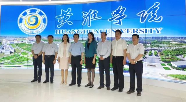 中華職業(yè)教育社理事長(zhǎng)陳昌智、河南省副省長(zhǎng)霍金花一行參觀展廳